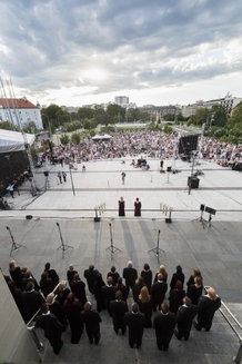 Piazzettu před Janáčkovým divadlem dnes opět rozezní koncert k zahájení sezony